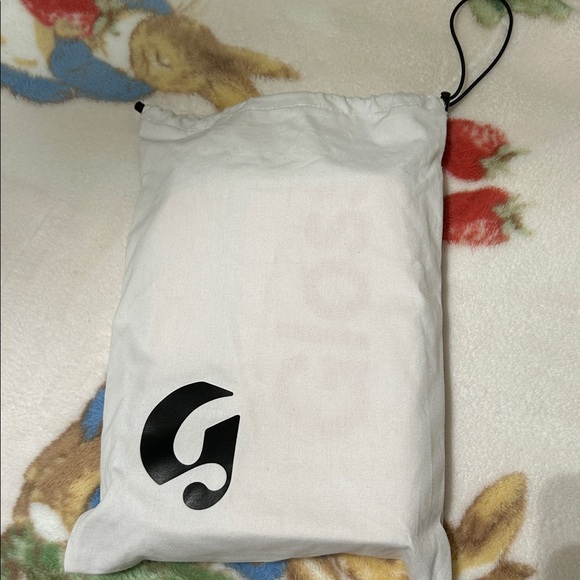Glossier the beauty bag - Picture 6 of 6
